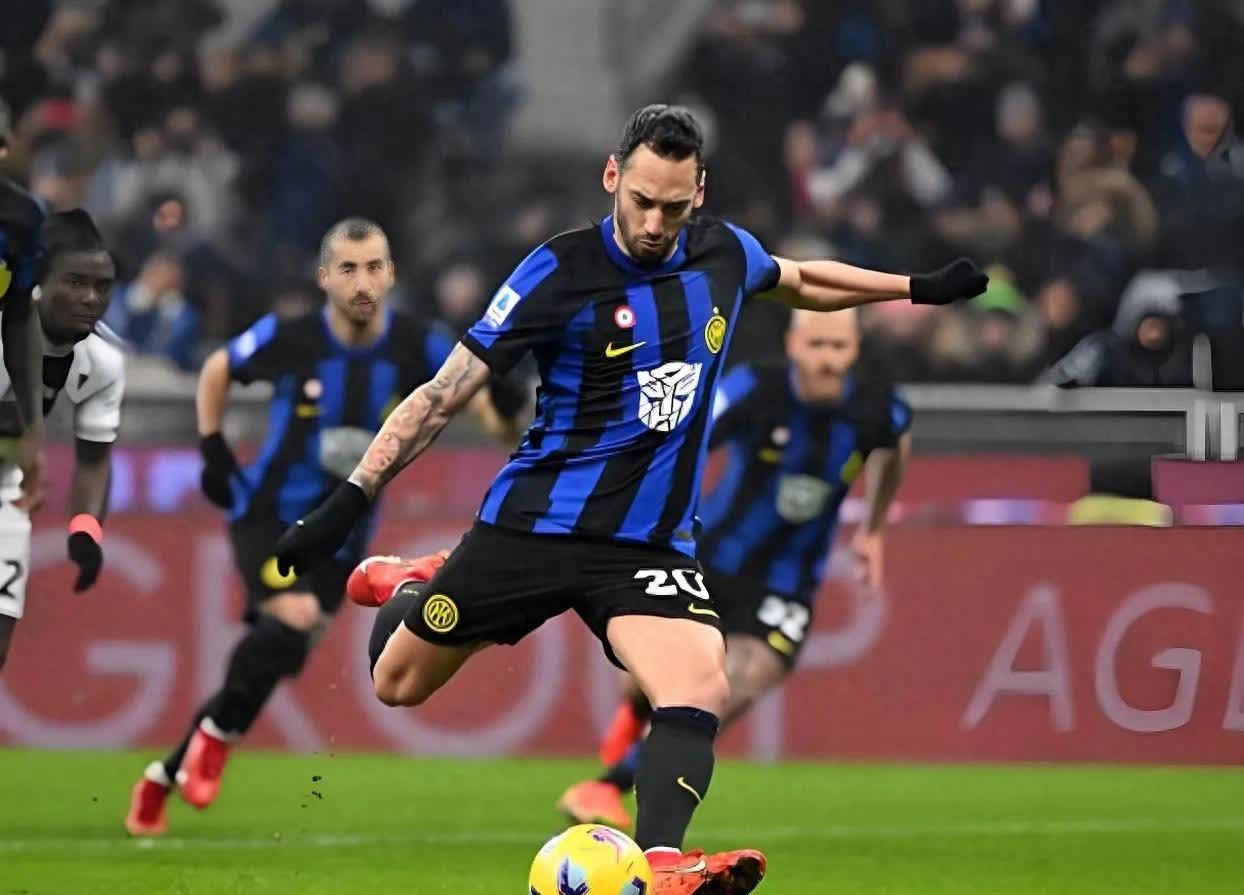 开云下载-马德里竞技迎意甲关键赛，转会期战术微调，球迷炸锅，细节决定成败(马德里竞技俱乐部)